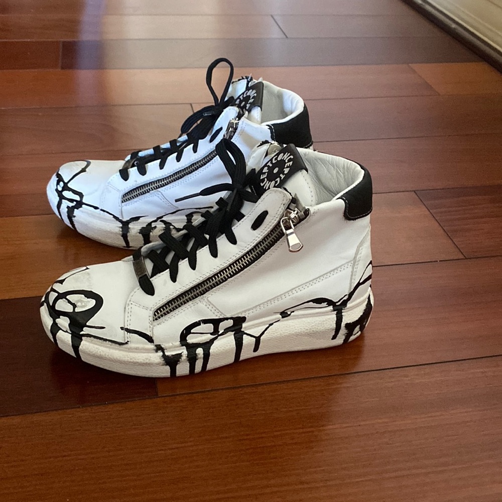 Show stopping sneakers white with zippers and black detailing platform!